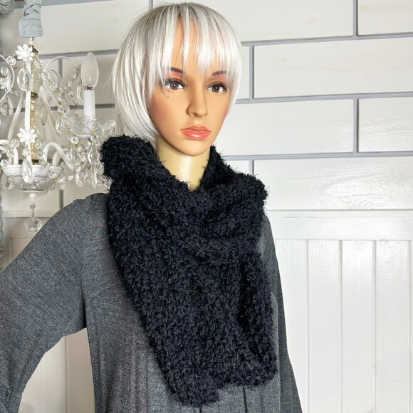 Black Infinity Scarf Very Versatile - Picture 5 of 12